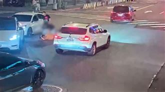 特斯拉被逼車　下車理論反遭黑衣男暴打