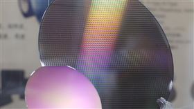 台灣國際半導體展登場（1）2023台灣國際半導體展（Semicon Taiwan）6日起在台北南港展覽館舉行，現場匯聚約950家廠商、涵蓋3000個攤位，規模浩大。圖為參展廠商展出晶圓。中央社記者張新偉攝  112年9月6日