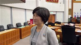 台東縣警局去年（2023年）編列交通違規歲入預算1億2千萬元，實際收入達1億9千萬元，超收7千萬元。多位台東縣議員在本月定期大會中批判警員為績效形同搶錢，縣長饒慶鈴昨天答覆縣議員質詢時，竟脫口稱：「年輕警員不受教」。饒慶鈴今天受訪時指出，台東有很多鄉間小路，員警在執法時非常辛苦，但希望能多有勸導行為，以取代開單，但對於酒駕絕對是零容忍。