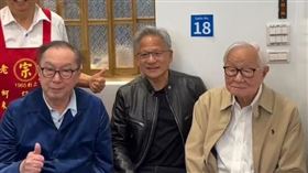 輝達（NVIDIA）執行長黃仁勳、台積電（2330）創辦人張忠謀、廣達（2382）董事長林百里等AI大咖，今（29）日再訪超難訂私廚「鄒記食舖」，結束後竟續攤寧夏夜市吃蚵仔煎。（圖／寧夏夜市榮譽會長提供）