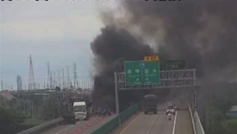 工程車挨撞4車燒成大火球　2工人傷1命危