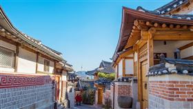 02.「北陸夏日鐵道5日」搭乘6種交通工具，欣賞不斷變化景緻的立山黑部，搭配經典上高地健行，走訪金澤兼六園，旅展價37,000元起。（圖／可樂旅遊提供）