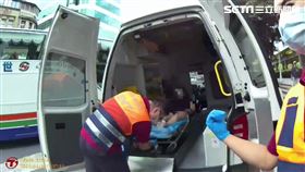 捷運龍山寺站發生意外，2名女乘客從手扶梯跌落至地板受傷。（圖／翻攝畫面）