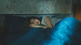 在情路上跌跌撞撞，自認待人誠懇也真心，但卻不斷被辜負被遺棄，你可有發現為什麼原本那麼喜歡的人，最後卻變成渣男渣女？（圖片來源：不夠善良的我們 FB）