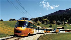 ▲黃金列車，連結盧森湖與西歐第一大湖日內瓦湖，沿途景緻多樣，一路山峰湖泊相隨。（圖／雙向國際旅行社）