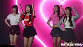 ▲味全龍啦啦隊小龍女徵選記者會，學姊小蛙、珍奶、賴可等人帶著3位報名者出席。（圖／記者張沛嘉攝影）