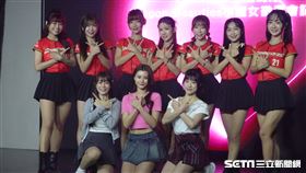 ▲味全龍啦啦隊小龍女徵選記者會，學姊小蛙、珍奶、賴可等人帶著3位報名者出席。（圖／記者張沛嘉攝影）