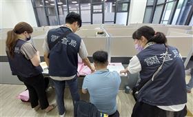 ▲調查局人員在各中企非法設置的據點進行搜索。（圖／翻攝畫面）