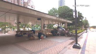 獨／上班族北車為家！紙板當床、公廁盥洗