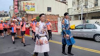 獨／廟遶境首現男禮生！秒圈粉女信眾