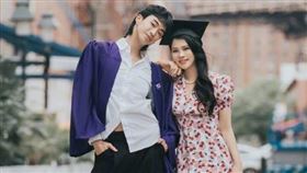 「小哈利」庾恩利近日從紐約大學畢業。（圖／翻攝自伊能靜微博）