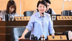 中市議會停電悶熱  盧秀燕捲袖備詢台中市議會30日進行市政總質詢，接近中午時分突然停電，由於沒有冷氣，議場內環境悶熱，市長盧秀燕（前）下午捲起袖子備詢。中央社記者趙麗妍攝  113年5月30日