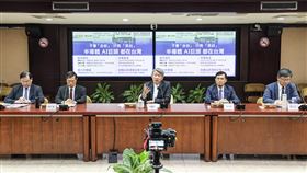 郭智輝率3次長與媒體見面　回應提問經濟部長郭智輝（中）30日率次長林全能（左）、陳正(示其)（左2）、何晉滄（右2）及台電代理董事長曾文生（右）等人出席媒體見面會，闡述未來經濟策略並回應媒體提問。中央社記者鄭清元攝　113年5月30日