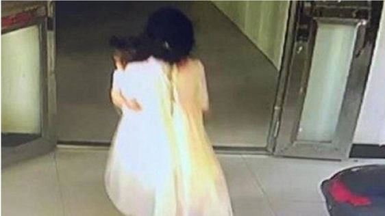 13歲少女抱2歲女童扔下17樓…發現已慘死