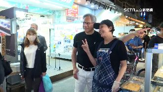 攜一家踩點「雞湯界LV」　黃仁勳讚：好呷