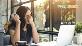 日常生活中，長時間使用電腦、沉迷3C產品或閱讀時，應每隔一小時閉眼休息5分鐘；同時也要多眨眼，讓淚水發揮保持眼睛濕潤的作用。