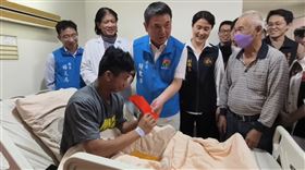 6度衝火場救人無畏懼！角力隊高中生回憶緊急瞬間：救就對了，鍾東錦，送慰問金跟紅包，贊助旅費畢業旅行(圖／翻攝畫面)