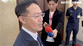 立委李坤城穿著牛仔褲配白色球鞋。