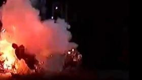 好奇拿長棍「戳電線」，瞬間被炸飛，3少年痛苦倒地，驚悚畫面曝(圖／翻攝自X)