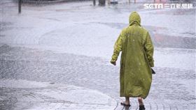 大雨,雨,下雨,雨天,降雨,天氣,氣象,路人。（圖／記者鄭孟晃攝影）