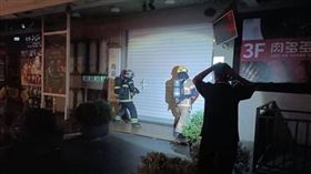 安平區餐廳驚傳火警，消防隊立即布設水線並破壞鐵捲門進入火場滅火。（ 圖／翻攝畫面）