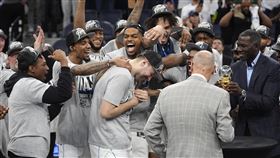 達拉斯獨行俠在西區冠軍賽第5戰擊敗明尼蘇達灰狼，以4：1挺進NBA總冠軍戰。（圖／美聯社／達志影像）