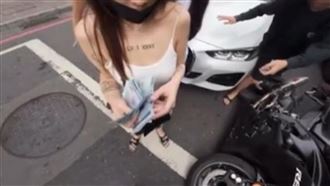 BMW撞重機嗆：來互砍！正妹急掏大疊千鈔