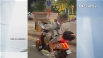 誇張！騎共享車未戴安全帽、超載還放雙手