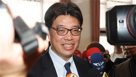 陸委會主委邱垂正赴立院列席備詢行政院長卓榮泰31日率同各部會首長列席立法院會進行施政方針報告並備詢，圖為陸委會主委邱垂正（中）抵達立法院簽到後接受媒體聯訪。中央社記者謝佳璋攝  113年5月31日