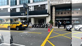 台中,計程車,華夏,磁磚,脫落（圖／翻攝畫面）