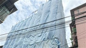 今（31）日網紅四叉貓劉宇也在臉書貼出一張照片，畫面中只見藍白帆布圍繞著建物外圍，也曝光了黃國昌汐止老家拆除進度。（圖／翻攝自劉宇臉書）