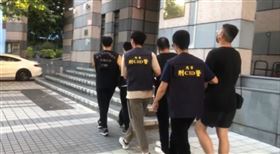 台北市內湖日前發生一起持刀搶劫案，警循線查緝35歲王姓主嫌等6人到案，其中有3名未成年。（圖／翻攝畫面）