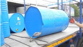 貨車鐵桶掉落擊中小客車，車頭受損。（ 圖／翻攝畫面）