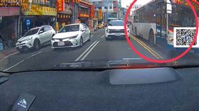 新北客運逆向行駛在松山區八德路鬧區。（圖／翻攝畫面）