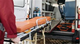 洪姓男子22年前在台中仲介賣淫，遭台中地院判刑6個月，得易科罰金。洪男隨後於民國91年偷渡至中國生活22年，直到本週因重病返台求醫。（示意圖／翻攝pexels／CTWANT。