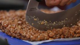 ▲工學福德祠募資的花生糖，都由信徒自製（圖／寶島神很大）
