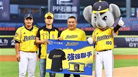 ▲PP石墨烯與「中信兄弟」攜手合作，PP石墨烯董事長郭宏睿參加開幕儀式。（圖／三立新聞網）