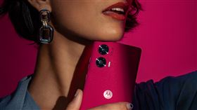Motorola設計美學延續motorola edge 50系列以優異性能陪伴消費者水陸隨行。