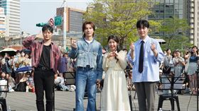 韓國知名歌唱YouTuber「OUBA MUSIC」與陳勢安在信義區街頭演出。（圖／索尼音樂提供）