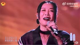 《2024我是歌手》第四期，那英演唱周杰倫的〈擱淺〉，整首歌跑調。（圖／翻攝微博）