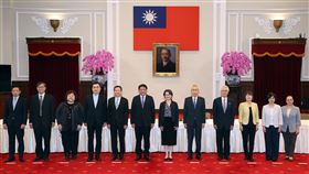 蕭副總統公布考試院人事提名（1）副總統蕭美琴（右6）31日在總統府宣布第14屆考試院正副院長與考試委員被提名人選，由現任考試院副院長周弘憲（右5）出任院長、前考選部長許舒翔（左5）出任副院長，7名考試委員被提名人黃東益（左2起）、呂秋慧、鄧家基、伊萬．納威（右起）、柯麗鈴、王秀紅、邱文彥。左6為總統府秘書長潘孟安、左為副秘書長張惇涵。中央社記者郭日曉攝　113年5月31日