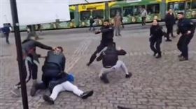 德國發生街頭砍人案，反激進伊斯蘭教部落客遭兇嫌砍傷。（圖／翻攝Ｘ）