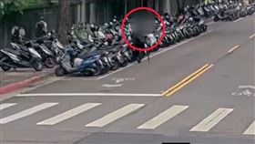 ▲警方發現林男散步時，一邊用手確認每一輛機車的車廂狀況。（圖／翻攝畫面）