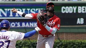 ▲紅人游擊手克魯茲（Elly De La Cruz）在外野草皮接到回傳球，「雷射肩」抓到小熊追平分。（圖／美聯社／達志影像）