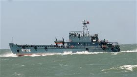 共軍陸軍補給船闖金門限制水域（2）海巡署5月29日上午監控中國廈門有可疑目標航經金門翟山南方限制水域，經海巡蒐證為2艘具登陸艇結構共軍陸軍補給船，海巡立即實施告警驅離。圖為舷號KD162共軍陸軍補給船。（海巡署提供）中央社記者洪學廣傳真  113年6月1日
