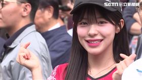 ▲北市青年局揭牌後蔣萬安拉李多慧站C位合照（圖／記者陳怡潔攝影）