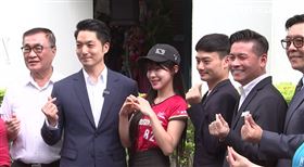 ▲北市青年局揭牌後蔣萬安拉李多慧站C位合照（圖／記者陳怡潔攝影）