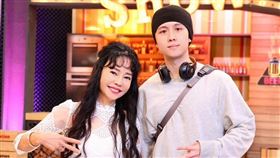 狄鶯（左）去年還曾與兒子孫安佐一起合體現身。（圖／取自臉書）