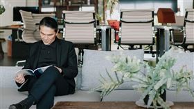  北藝大校長陳愷璜，日前接受媒體採訪，公開校內氣派的校長室（圖／翻攝自verse.tw IG）