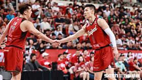 ▲T1總冠軍賽，臺北戰神林秉聖和林宜輝擊掌。（圖／記者劉彥池攝影）